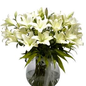 Glass Vase with Fresh Flower Arrangement 17